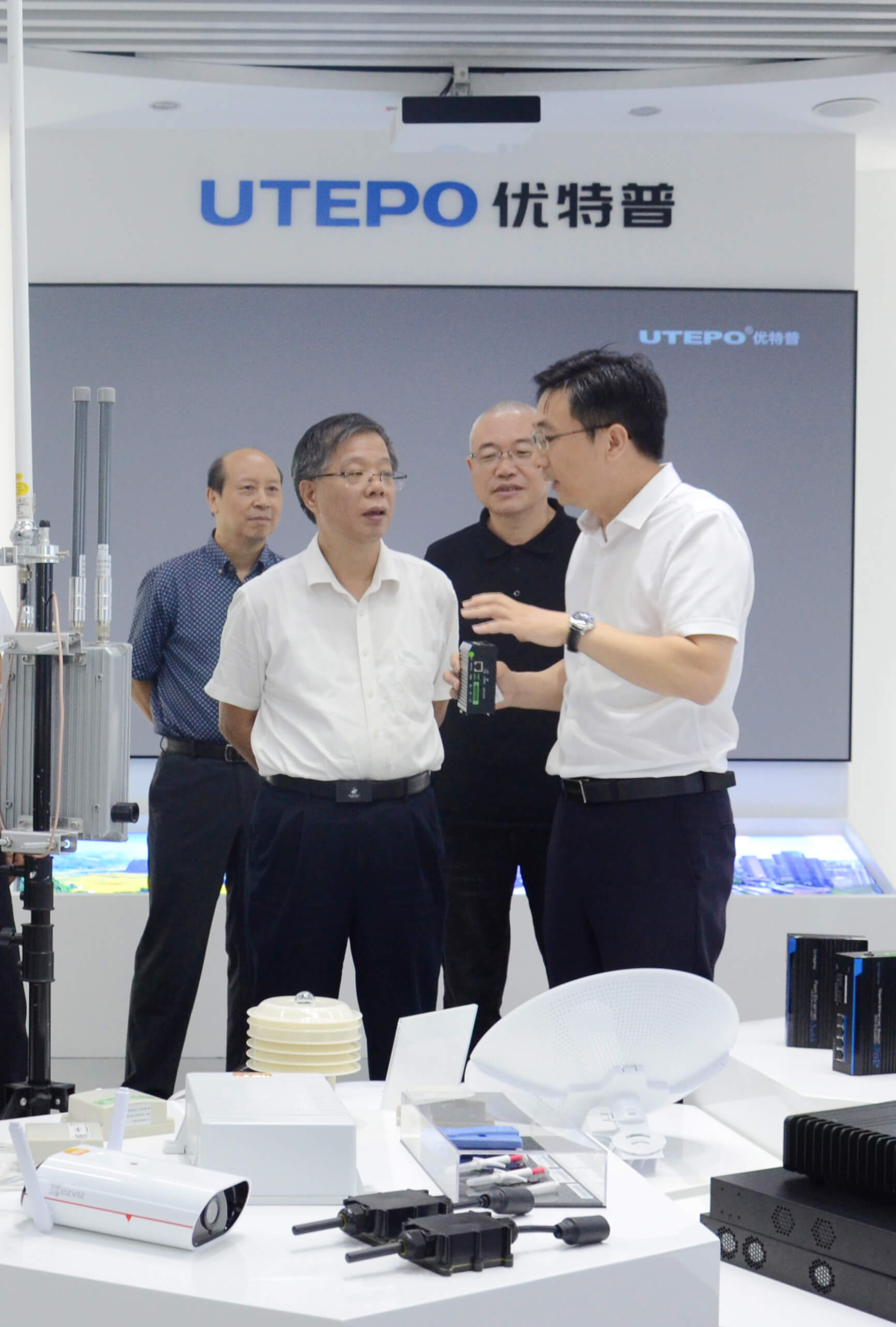 省工信廳廳長涂高坤(前排左)、省統(tǒng)計局局長楊新洪（后排右）、省政府研究室處長吳玉明（后排左）與優(yōu)特普董事長聶懷東親切交流